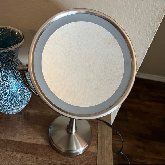 Touch Sensor Light Up Makeup Mirror - Picture 8 of 8